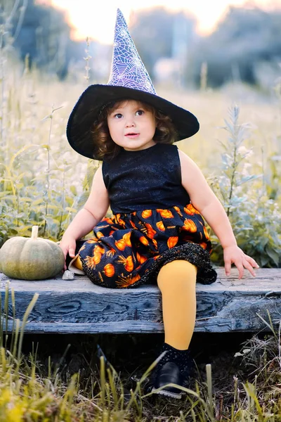 Küçük kız halloween cadı kostüm