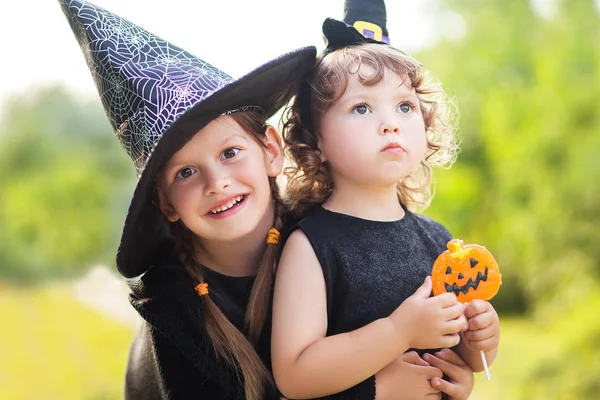 Dos hermanitas vestidas como brujas — Foto de Stock