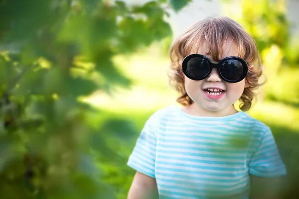 Очаровательная девочка в солнечных очках — стоковое фото
