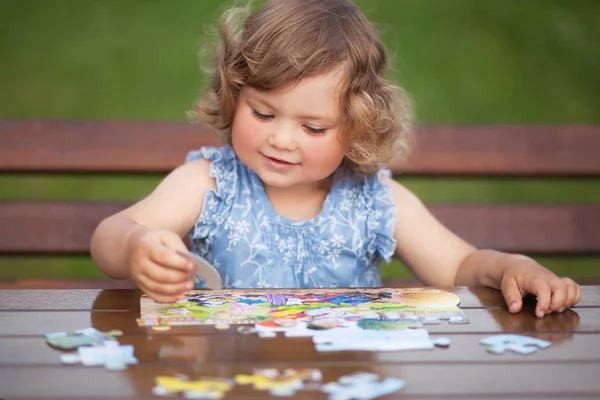 Entzückend glücklich kleines Kind spielt mit Puzzle — Stockfoto