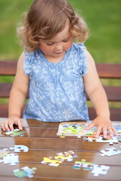 Entzückend glücklich kleines Kind spielt mit Puzzle — Stockfoto