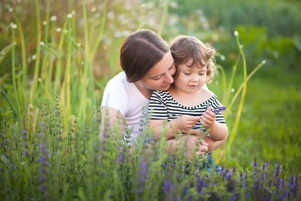 Anne ve çocuk bir aile çiftlikte