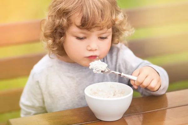 Aranyos kisgyermek lány reggelizik — Stock Fotó