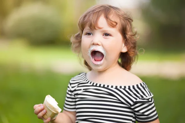 Drôle tout-petit fille manger crème glacée — Photo