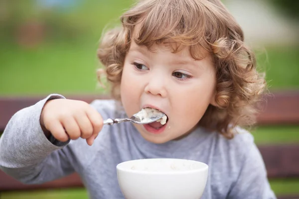 Linda niña tomando el desayuno —  Fotos de Stock