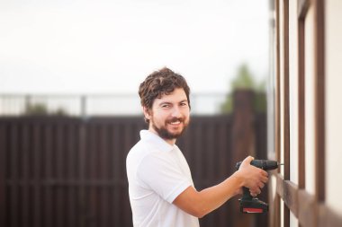 yakışıklı elektrikli matkap, boşaltmak tutan adam sakallı