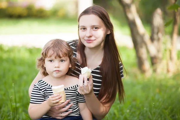 Madre y su hija pequeña con helado. — Foto de Stock