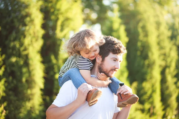 Jonge vader en zijn peuter meisje, rijden op zijn schouders — Stockfoto