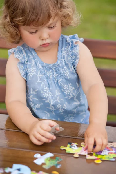 Entzückend glücklich kleines Kind spielt mit Puzzle — Stockfoto