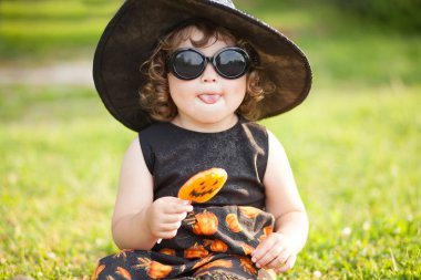 İki küçük kız kardeş Cadılar gibi giyinmiş