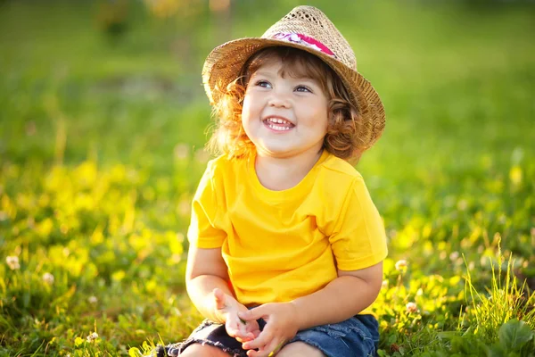 Очаровательная счастливая девочка в шляпе, маленький фермер — стоковое фото
