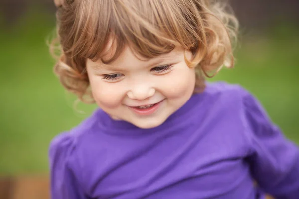 Primer plano retrato al aire libre de linda niña — Foto de Stock