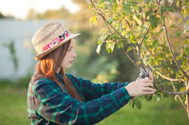 bahçede çalışan genç kadın