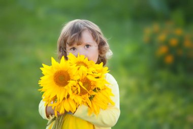 Güzel ayçiçeği buket mutlu çocuk