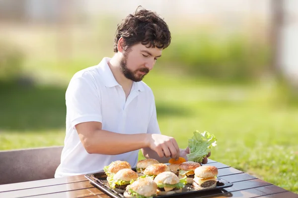 Yakışıklı adam hamburger açık yapma