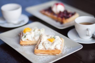 Kahvaltı için iki, waffle ve çay