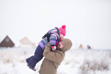 Peder ve birlikte yürüyüş bebeğim, kış, kar.