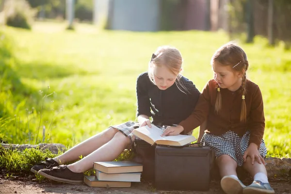 Dos niñas listas para volver a la escuela — Foto de Stock