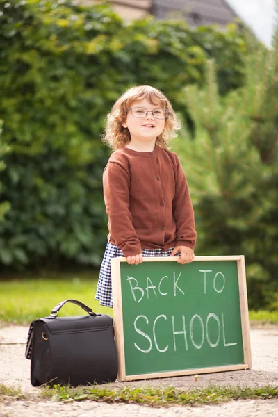 Petite fille portant des lunettes prête à retourner à l'école — Photo