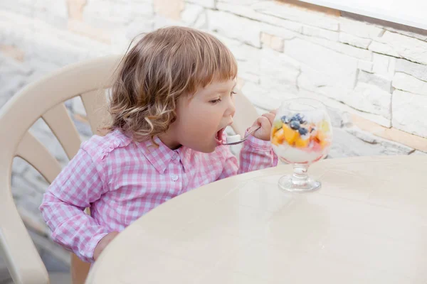 Kislány étkezési gyümölcs saláta — Stock Fotó