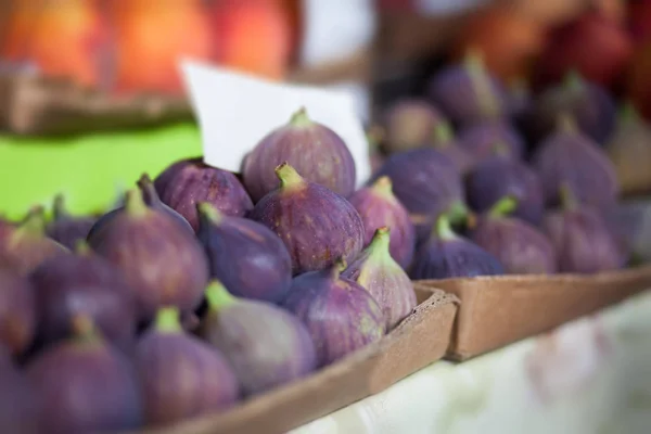 Figues fraîches à vendre sur le marché oriental — Photo