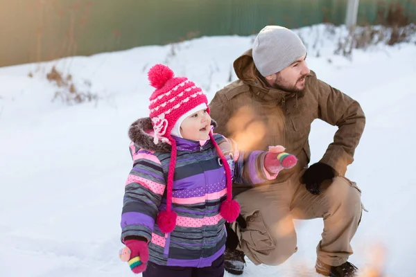 Peder ve birlikte yürüyüş bebeğim, kış, kar.
