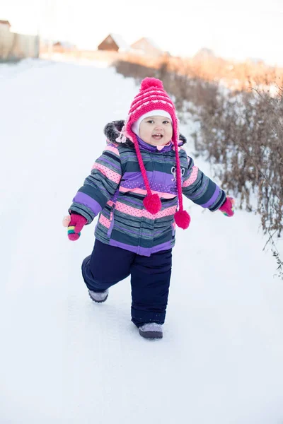 Bebé corriendo al aire libre, invierno nevado . — Foto de Stock
