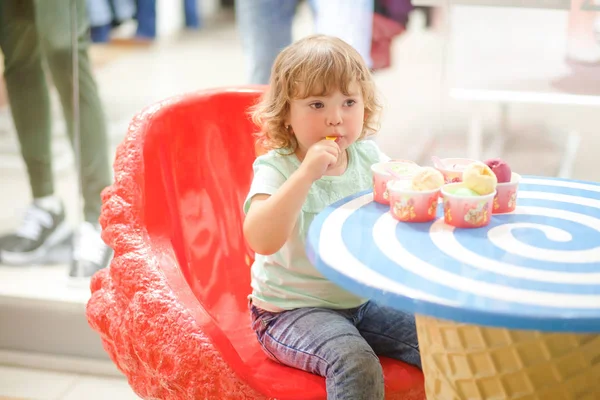 Little girl eating ice cream — Stock Photo, Image