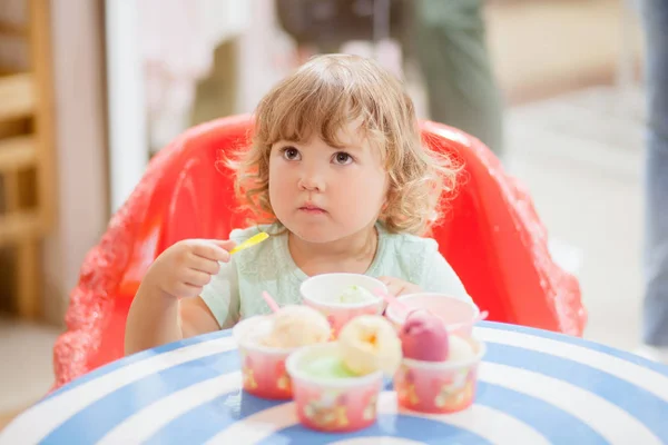 Little girl eating ice cream — Stock Photo, Image