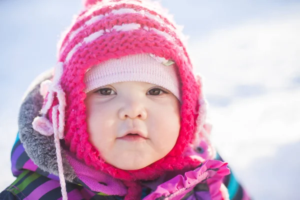 小さな赤ちゃんの肖像画、背景に雪の冬の日、 — ストック写真