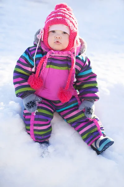 Małe dziecko siedzi na śniegu, zimowe wieczory — Zdjęcie stockowe
