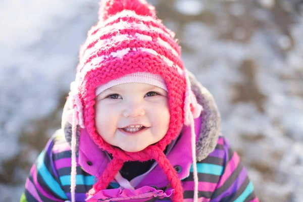 Pequeno retrato do bebê, dia de inverno, neve em um fundo — Fotografia de Stock