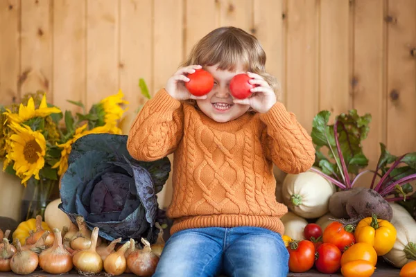 Rozkošný usmívající se batole farmář s podzimní sklizní — Stock fotografie