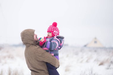 Peder ve birlikte yürüyüş bebeğim, kış, kar