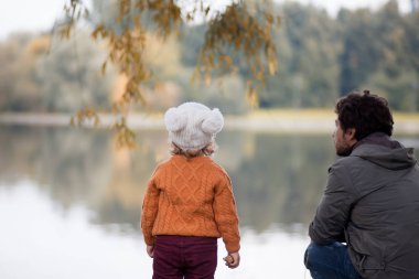 Baba ve kızı birlikte parkta