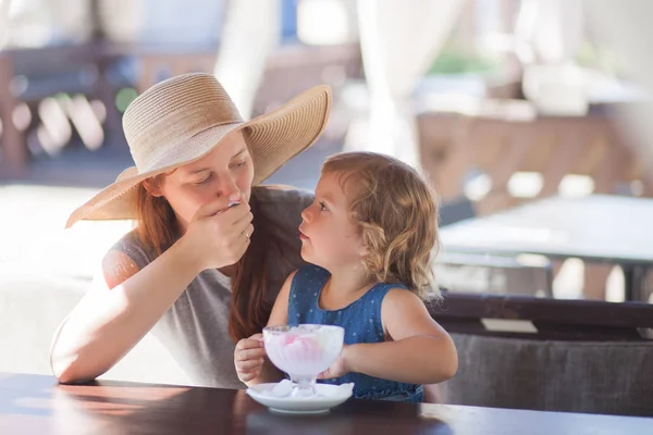 Madre e hija comiendo helado en el restaurante . — Foto de Stock