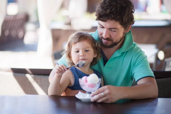 Отец и дочь едят мороженое в ресторане — стоковое фото