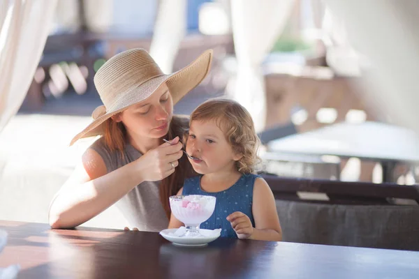 Madre e hija comiendo helado en el restaurante — Foto de Stock