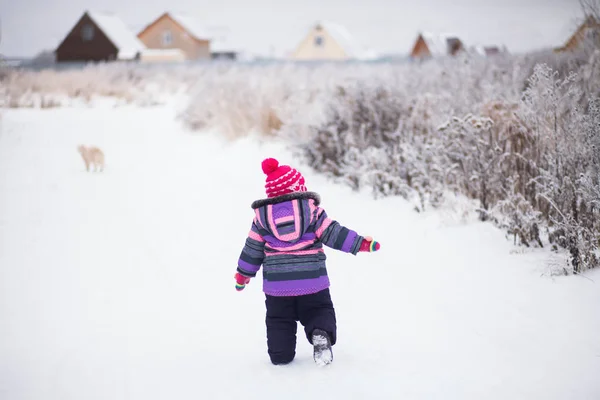 Bebê correndo ao ar livre, inverno nevado — Fotografia de Stock