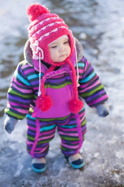小さな赤ちゃんが歩いて屋外冬の日 — ストック写真