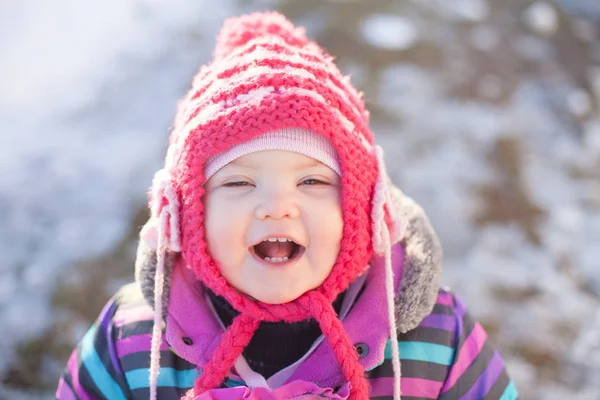 Pequeno bebê andando ao ar livre, dia de inverno — Fotografia de Stock