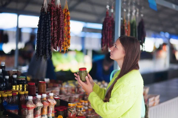 Vrouw op de markt, het kiezen van exotische specerijen en kruiden Stockfoto