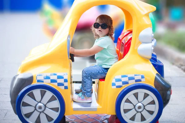 Niña en el parque de diversiones . —  Fotos de Stock