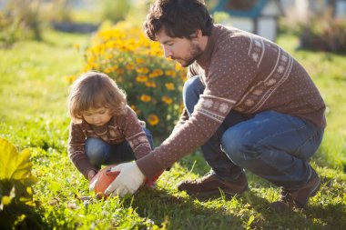 Yürümeye başlayan çocuk kız ve onu hasat turuncu kabak baba.