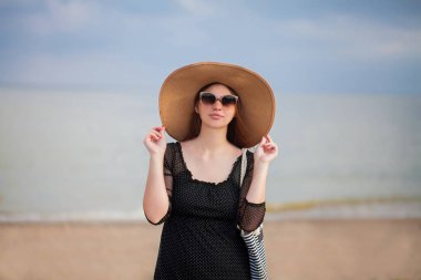 Arka plan çekici şık genç kadın yalnız, denizde.