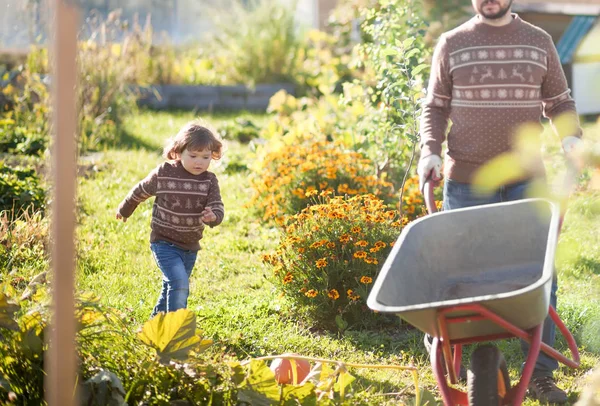 Vader en kind werken in de tuin. — Stockfoto