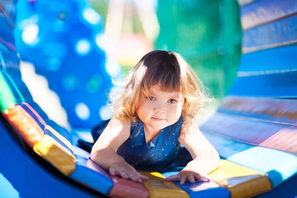 Kleines Mädchen auf Spielplatz. — Stockfoto