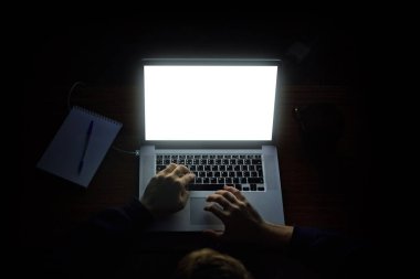 dizüstü bilgisayar ve cep telefonu metin karanlık odada yazarak çalışma başlıklı genel gider hacker