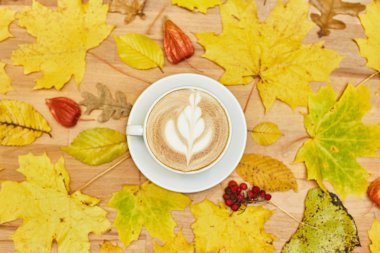 Sonbahar düz kompozisyonu kuru yapraklı çelenk çerçevesi ve ahşap zemin üzerinde kahve fincanı.. 