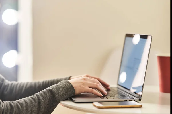 La chica trabaja en la computadora. — Foto de Stock